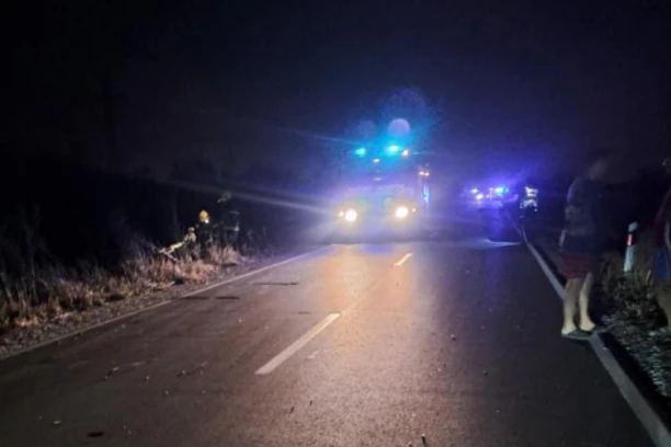 POGINUO MUŠKARAC U STRAVIČNOM UDESU: Kolima podleteo pod traktorsku prikolicu! (FOTO)