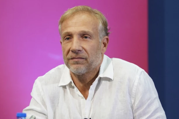 RANI RADOVI MILANA KALINIĆA UGLEDALI SVETLOST DANA: Isplivale GOLIŠAVE fotke našeg glumca,, a pored njega ova CICA!