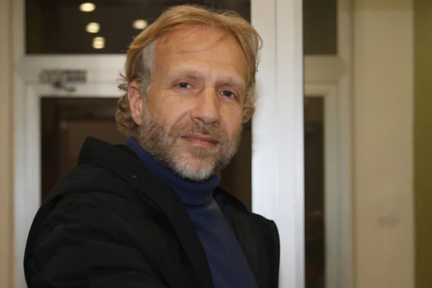 "DECU SAM DRESIRAO, A NE VASPITAVAO" Šok-izjava Milana Kalinića zgrozila javnost, tvrdi da je za čvrstu ruku!