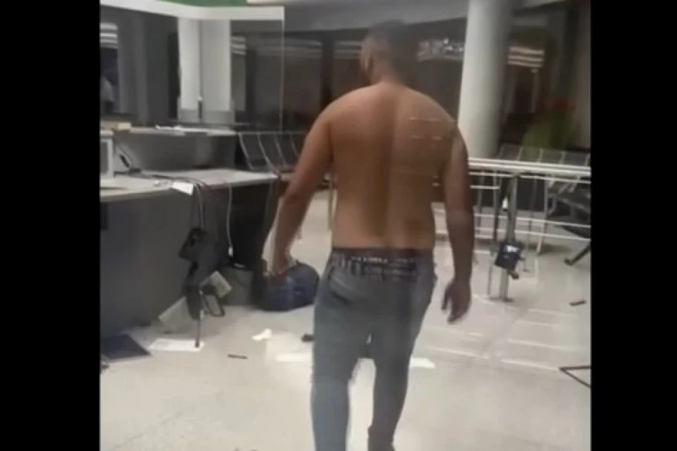 INCIDENT NA AERODROMU: Besni putnik divljao, napao osoblje, a onda sebe SEKAO PO GRUDIMA (VIDEO)