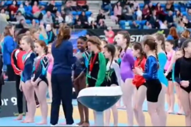 SRAM VAS BILO: Nezapamćen RASISTIČKI ISPAD u Irskoj! Devojčica OSTALA BEZ MEDALJE zbog boje kože! (VIDEO)