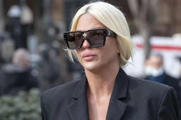 "DANAS ŽALIMO NAŠU BRAĆU KOJU LOVE I UBIJAJU ALBANSKI TERORISTI" Reči Jelene Karleuše na Dan žalosti teraju JEZU u kosti (FOTO)