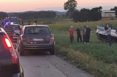 SAOBRAĆAJNA NESREĆA NA STAROM PUTU ČAČAK - KRALJEVO: Automobil sleteo u njivu - od siline udarca prevrnuo se na krov!