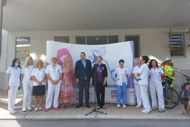 MESEC BORBE PROTIV KARCINOMA DOJKE: U Srbiji godišnje oboli 4.500 žena od raka dojke!