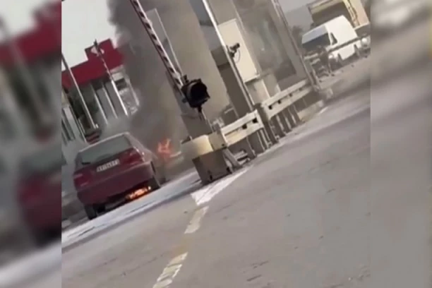 ZAPALIO SE AUTOMOBIL NA NAPLATNOJ RAMPI POJATE:  Stvaraju se velike gužve!