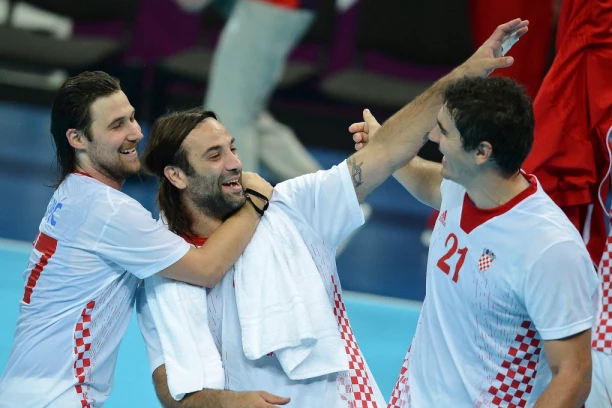 SKANDALČINA TRESE HRVATSKU: Slavni rukometaš tukao ženu, policija ga uhapsila i zaplenila mu "tone" oružja!