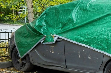 USRED JAKOG PLJUSKA IZAŠLA JE NA ULICU I URADILA NEŠTO LEPO: Novosađanki je parkirani automobil privukao pažnju, njen gest oduševio je mnoge! (FOTO)