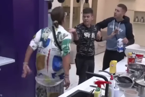 KAČAVENDA NARSNULA NA UČESNIKA ELITE: Doživela pomračenje uma na pomen Ane Ćurčić, odmah zamahnula glavom!