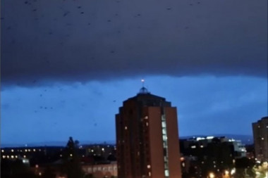 PRIZOR NA NEBU IZNAD NOVOG SADA NAJAVIO DOLAZAK OLUJE: Ptice beže, nebo se podelilo, kao u HOROR FILMU (VIDEO)