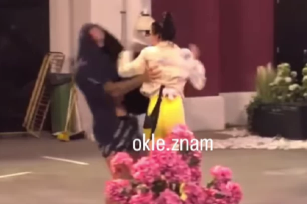 BIVŠA ROBIJAŠICA LUPA ŠAMARE PO ELITI: Teodori pukao film, udarcem izbila Crnogorcu sve što je imao u rukama! (VIDEO)