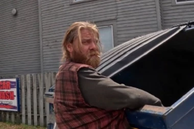 BESKUĆNIK TRAŽIO HRANU PO KONTEJNERU, KAD MU JE PRIŠAO MOMAK: Postavio mu je pitanje, dao nešto u ruke i usledio je PREOKRET ŽIVOTA