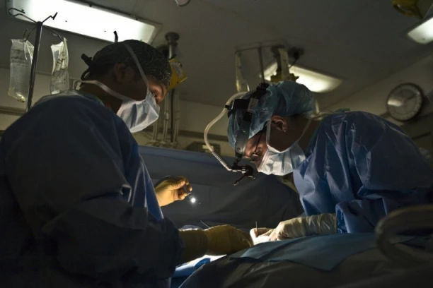 VELIKI DAN ZA KC VOJVODINU! Neverovatan podvig lekara - BEZ REZA IZVADILI KAMEN IZ BUBREGA!