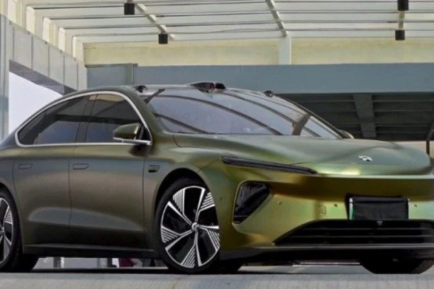 DOK ON TRAŽI MESTO UMESTO VAS, POPITE KAFU: Predstavljen telefon koji sam parkira automobil!