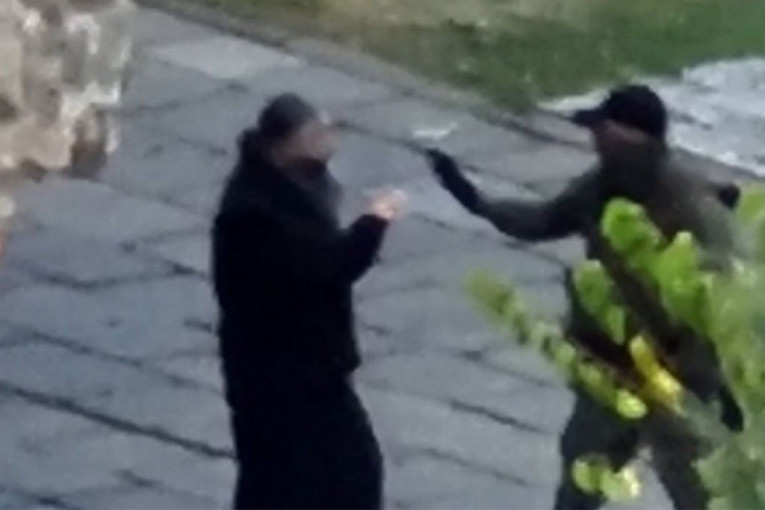 MASKIRANI ČOVEK DRŽI PIŠTOLJ UPEREN U SVEŠTENIKA: Naoružana lica u manastiru Banjska, vernici zaključani (FOTO)