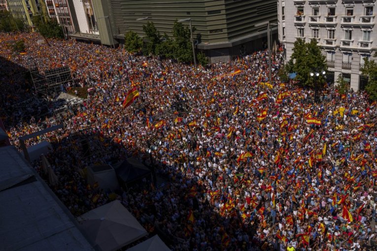 ČAK 40.000 LJUDI NA PROTESTU U MADRIDU! Ne daju amnestiju katalonskim separatistima!