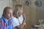 JEDNIM PITANJEM ŠOKIRAO FINCE! Procureo snimak Vladimira Putina iz devedesetih sa jedne poslovne večere! IMAO DUGU PLAVU KOSU, UGLAVNOM ĆUTAO, A ONDA...! (VIDEO)