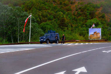 PRILAZI BANJSKOJ JOŠ ZATVORENI! Jutro posle sukoba punktovi tzv. kosovske policije! (FOTO)
