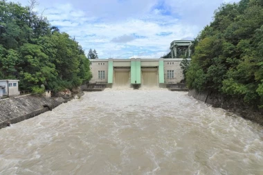 DRAMA U SLOVENIJI: More se izlilo u Piran i Izolu, klizišta na sve strane, VATROGASCI NA TERENU