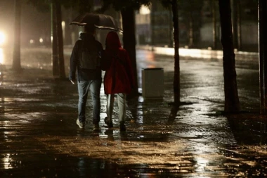 PROVALA OBLAKA U BEOGRADU: Jak pljusak sručio se u centru, evo do koliko sati ne bi trebalo da izađete iz kuće bez kišobrana! (VIDEO)