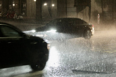 NEVREME OBARALO DRVEĆE, GROMOVI IZAZIVALI POŽARE! Kiša napravila haos u Srbiji! (FOTO, VIDEO)