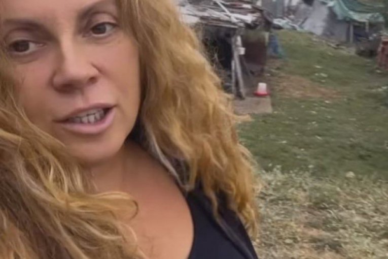 Indira Radić na selu