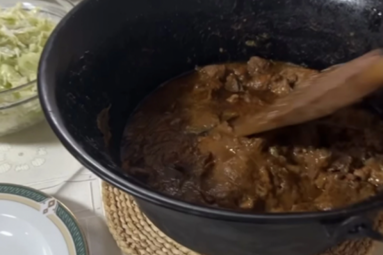 Indira Radić na selu