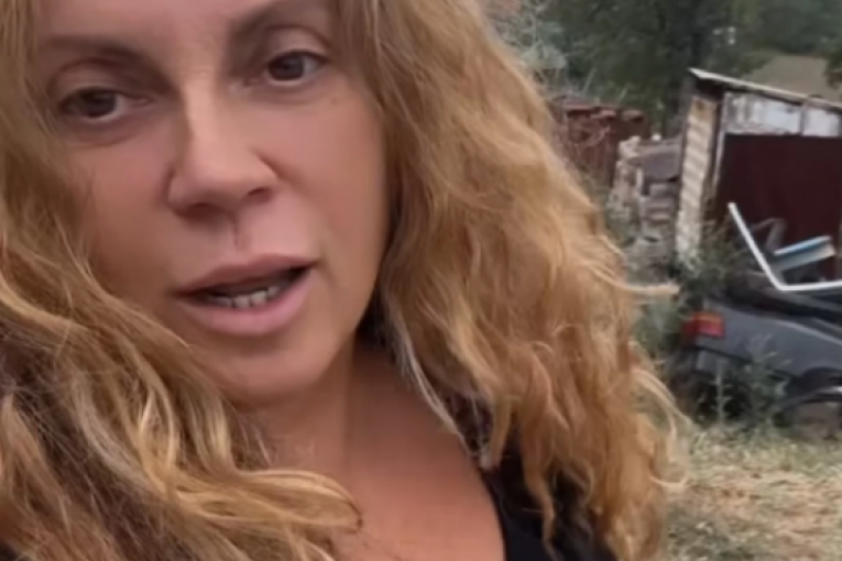 Indira Radić na selu