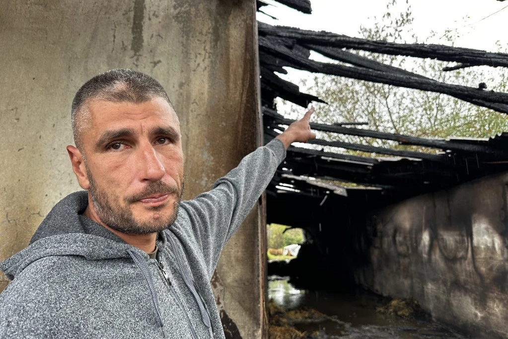 GROM UDARIO U ŠTALU I ZAPALIO JE! VATRA GUTALA SVE PRED SOBOM: Drama u selu kod Čačka, borba sa ogromnim plamenom trajala satima (FOTO)