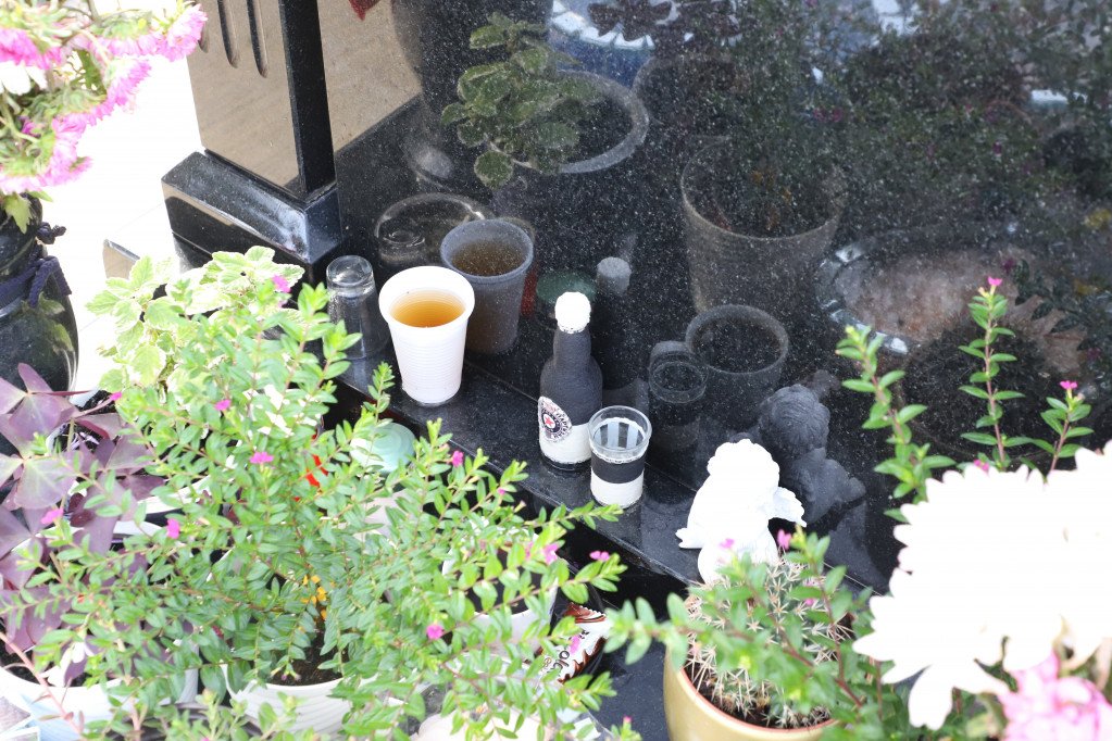 Cveće isppred spomenika