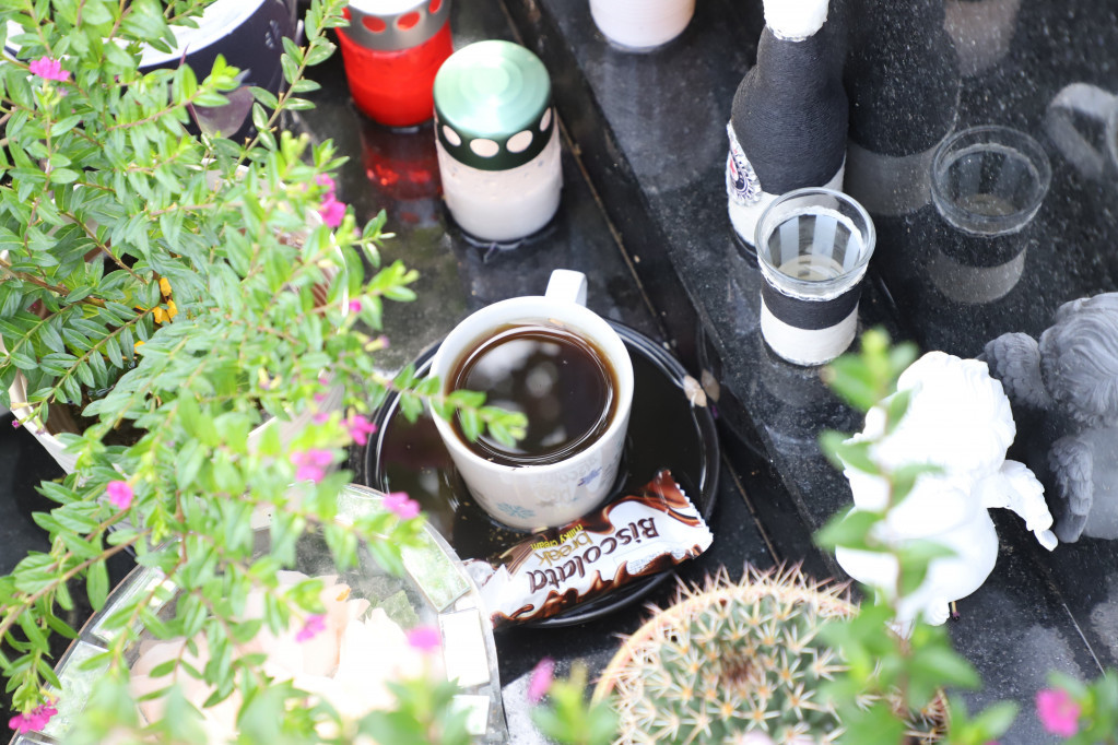 Kafa ispred spomenika