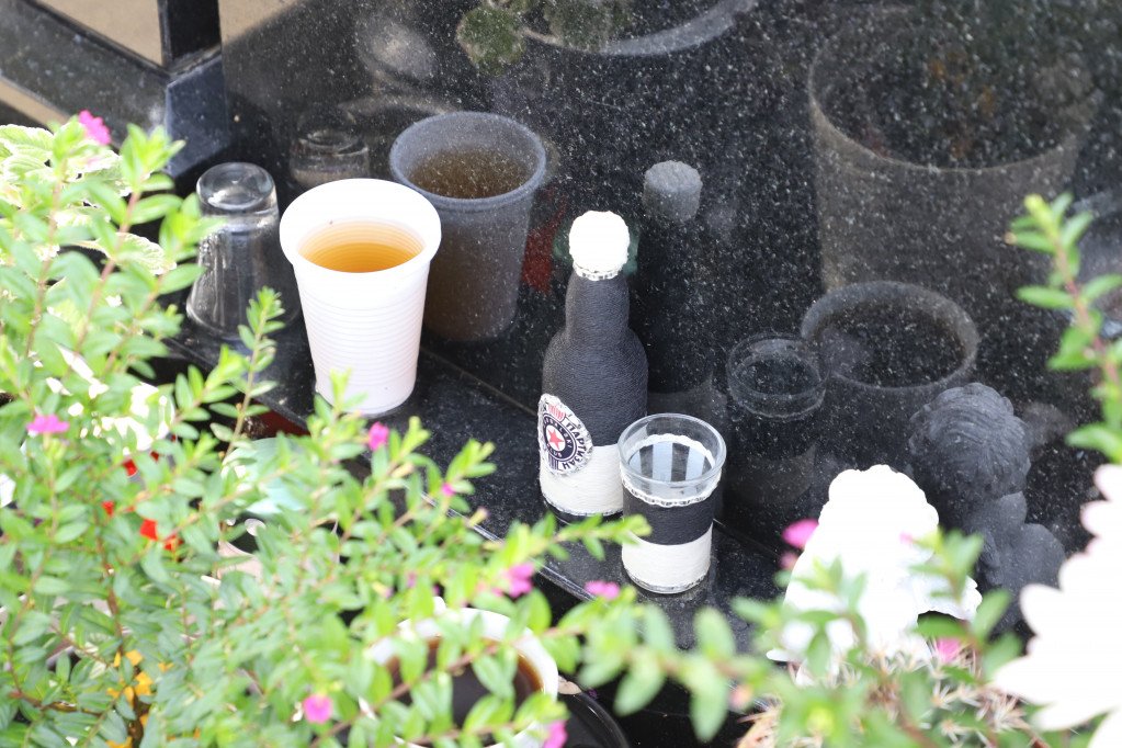 Ostavljeni predmeti ispred spomenika