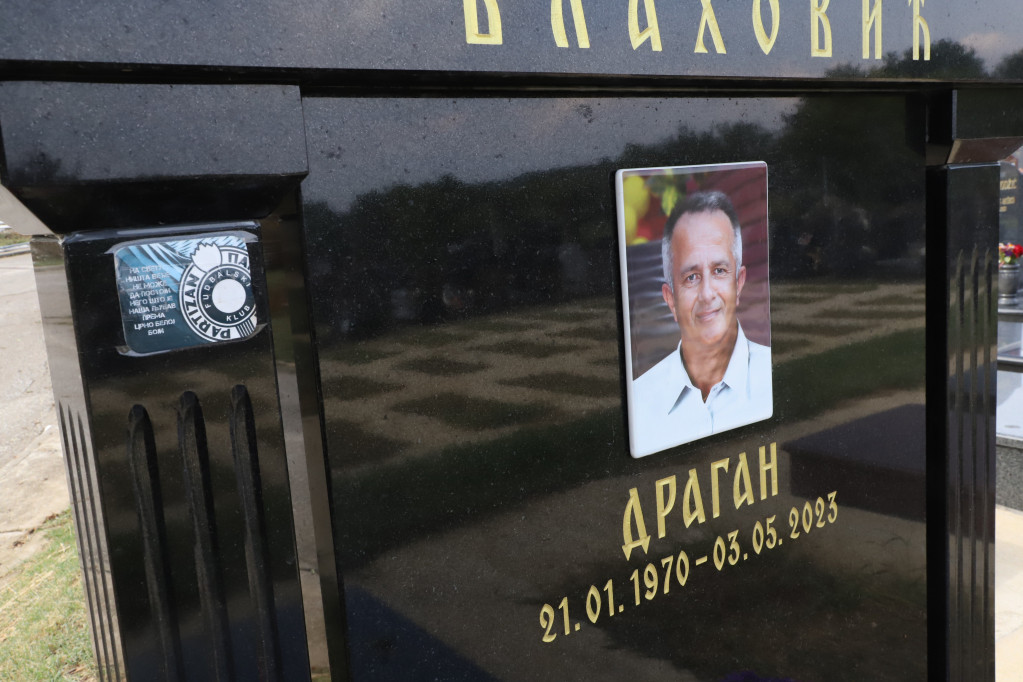 Dragan Vlahović, spomenik