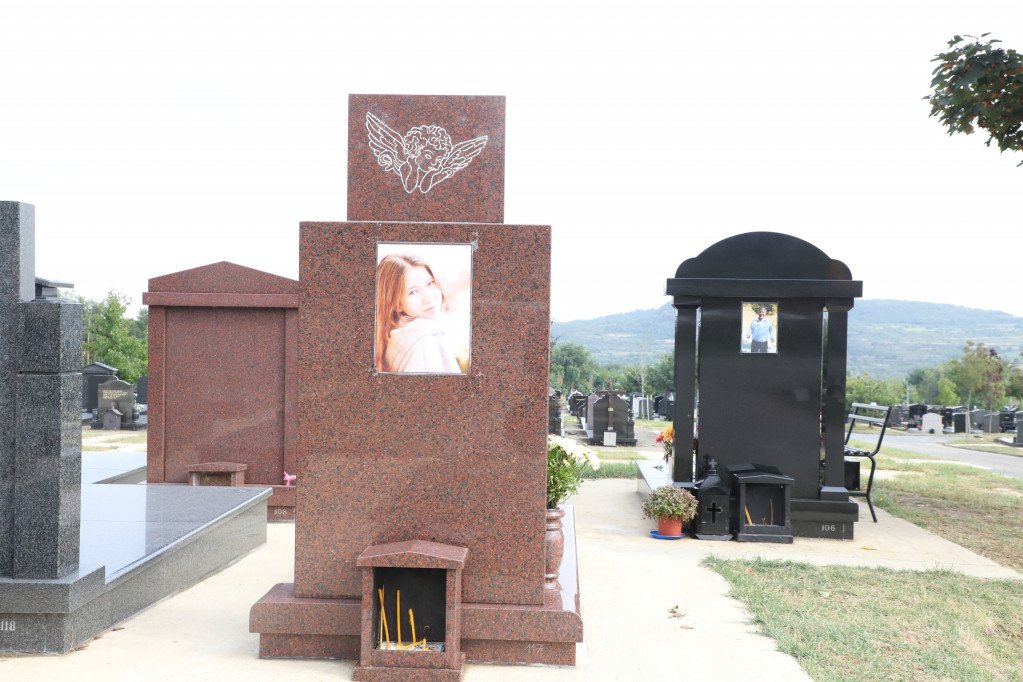 Poleđina spomenika maloj Angelini