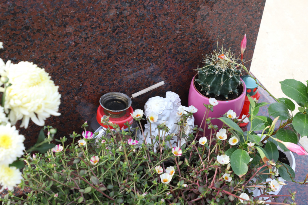 Cveće ipred spomenika