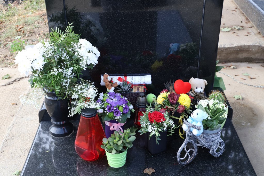 Predmeti ispred spomenika Andriji Čikiću