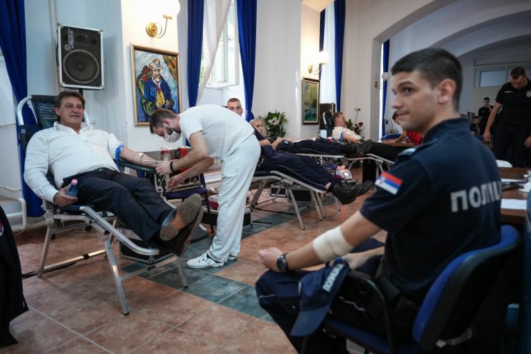 Ministar Gašić daje krv