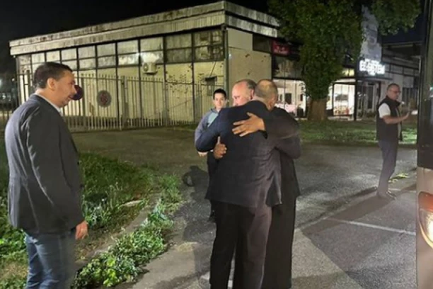 VERNICI STIGLI U NOVI SAD: Grupa iz Novog Sada i Bačkе Palankе sе vratila iz manastira Banjska, gradonačelnik Đurić ih dočekao