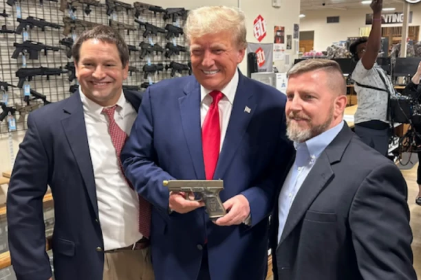 NEVIĐENO! TRAMP POZIRA SA PIŠTOLJEM! Oružje ima čak i ugraviran njegov lik! (FOTO, VIDEO)