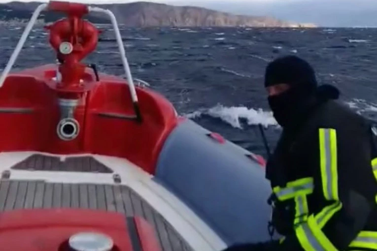 BROD SA AMERIČKIM I BELGIJSKIM TURISTIMA SE NASUKAO NA RABU: Usledila je dramatična akcija spasavanja, POKUŠANO JE NEMOGUĆE (VIDEO)