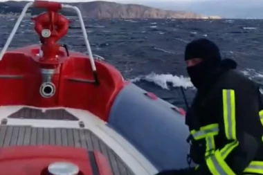 BROD SA AMERIČKIM I BELGIJSKIM TURISTIMA SE NASUKAO NA RABU: Usledila je dramatična akcija spasavanja, POKUŠANO JE NEMOGUĆE (VIDEO)