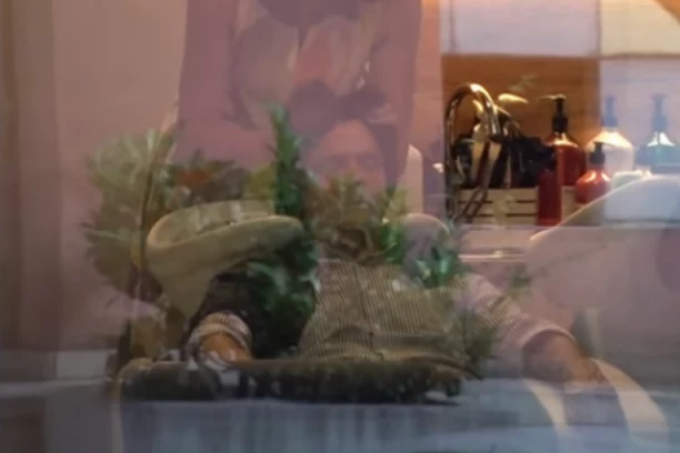 HIT PAPARACO ZDRAVKA ČOLIĆA: Slavni pevač uhvaćen u frizerskom salonu - pogledajte kako uživa za šamponjerom! (PAPARACO)