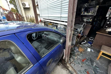 VOZAČ IZGUBIO KONTROLU NAD AUTOMOBILOM PA SE ZAKUCAO U IZLOG RADNJE: Teška saobraćajna nesreća u Čačku!