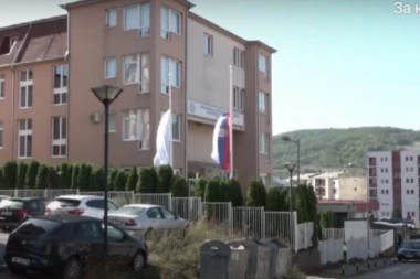 ZASTAVE NA POLA KOPLJA U LEPOSAVIĆU: Srbija žali, večeras se pale sveće za tragično ubijene Srbe u Banjskoj (VIDEO)