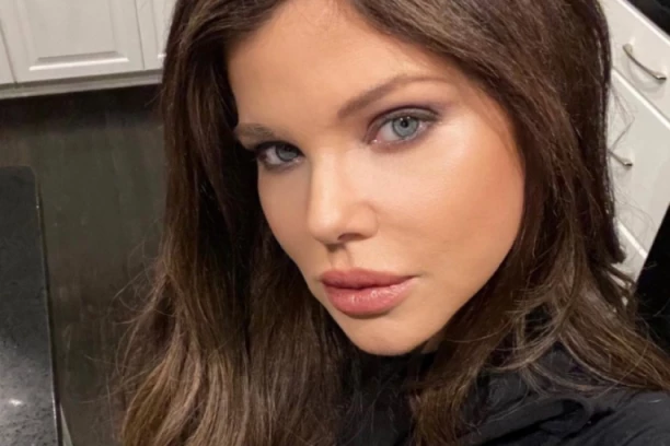 GLUMICA PRONAĐENA NA SAJTU ZA ODRASLE, ISPLIVAO NJEN VRELI MATERIJAL! Ovo gledate na sopstvenu odgovornost! (FOTO)