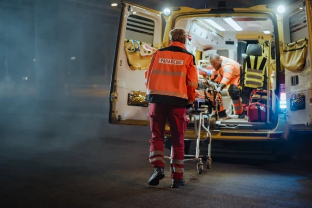 STRAVA I UŽAS: Tročlana porodica pronađena ISKASAPLJENA NOŽEM - tela deteta (5) i majke zatekli u stanu, a oca u holu zgrade! (VIDEO)