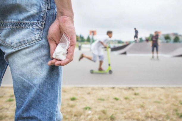 STRAVIČNA OPASNOST PRETI DECI! Pojavila se nova sintetička droga: Nudi im se kao "osveživač vazduha", izaziva i šizofreniju