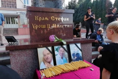 PORODICA SE OPRAŠTA OD NASTRADALIH U ZVEČANU: Ogroman broj ljudi se okupio da oda počast ubijenim Srbima, SRCE SE CEPA OD OVOG PRIZORA! (FOTO,VIDEO)