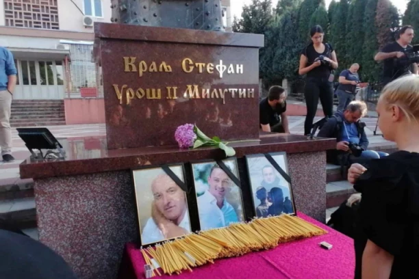 PORODICA SE OPRAŠTA OD NASTRADALIH U ZVEČANU: Ogroman broj ljudi se okupio da oda počast ubijenim Srbima, SRCE SE CEPA OD OVOG PRIZORA! (FOTO,VIDEO)