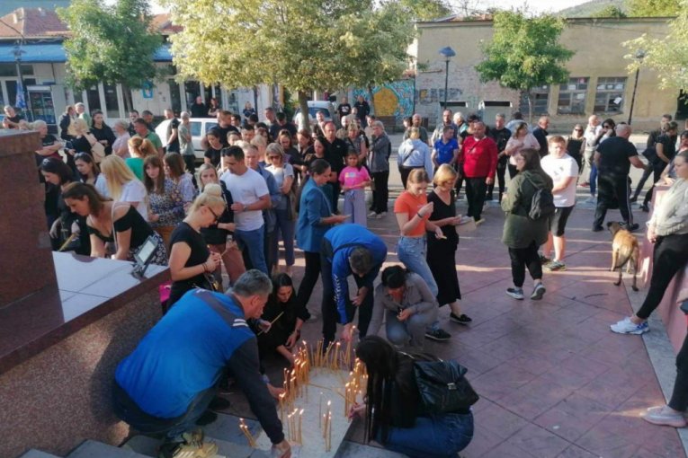 Meštani se okupili da odaju počast nastradalima na Kosovu i Metohiji