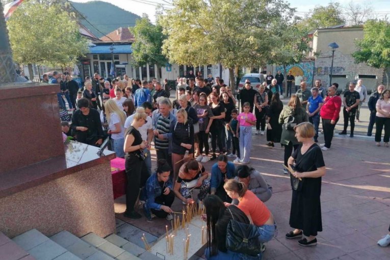 Okupljeni Srbi ispred spomenika na Kosovu i Metohiji